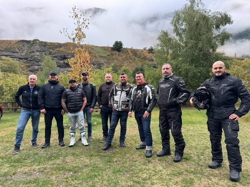 🏍️ De Thonon à la Méditerranée, ils ont traversé les Alpes à moto — une aventure humaine et mécanique au cœur de la reconstruction.