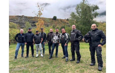 🏍️ De Thonon à la Méditerranée, ils ont traversé les Alpes à moto — une aventure humaine et mécanique au cœur de la reconstruction.